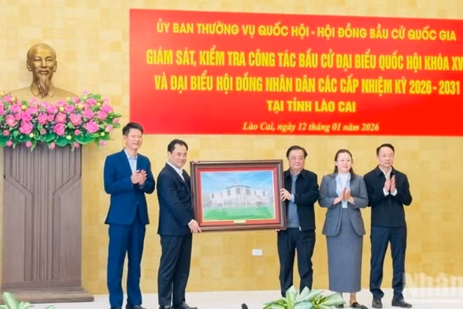 Đồng chí Lê Minh Hoan trao bức tranh kỷ niệm tặng tỉnh Lào Cai. (Ảnh: THANH SƠN)