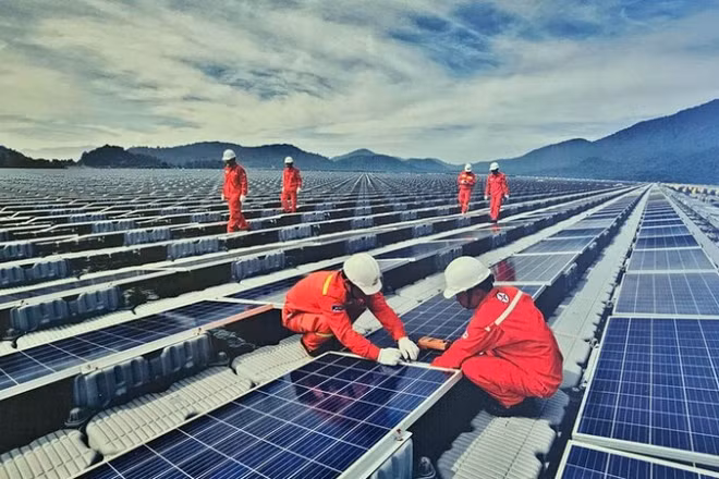 Công nhân Công ty Truyền tải điện 3 phối hợp quản lý, vận hành hệ thống điện mặt trời tại Lâm Đồng. (Ảnh: VĂN BẢO)