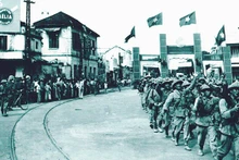 Quân ta từ Ô Cầu Giấy tiến vào Cổng thành Cửa Nam ngày 10-10-1954. Ảnh tư liệu