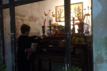 Nghệ nhân Ánh Tuyết bày đồ lễ tượng trưng cho Tết Đoan Ngọ.