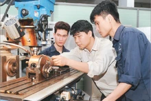 Mùa tuyển sinh năm nay cho thấy, chưa có nhiều dấu hiệu tích cực cho đào tạo cao đẳng. Trong ảnh: Giờ thực hành ở Trường cao đẳng nghề Vĩnh Phúc.