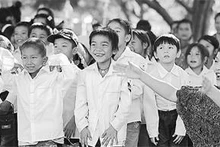 Ca sĩ Thái Thùy Linh và các em nhỏ trong một chương trình từ thiện. Ảnh: TTL