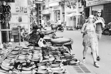 Người dân kinh doanh lấn chiếm vỉa hè, lòng đường. Ảnh: HẢI LINH