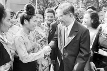 Đồng chí Nguyễn Văn Linh gặp gỡ các đại biểu dự Đại hội Đảng lần thứ VI khai mạc ngày 15-12-1986 tại Hà Nội. Ảnh: MINH ĐẠO