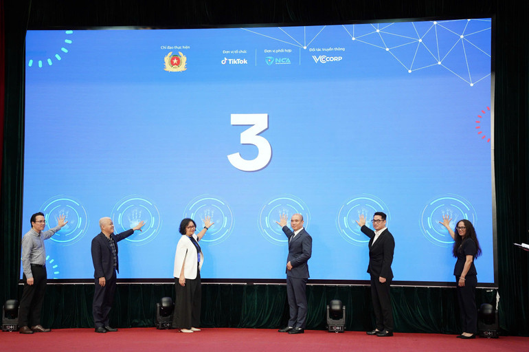 Ấn nút khởi động Chiến dịch “Chống lừa đảo trực tuyến năm 2025-Chậm mà chắc”. z7115130037501-b34aa87ac9183b228a23359cf2d588da.jpg