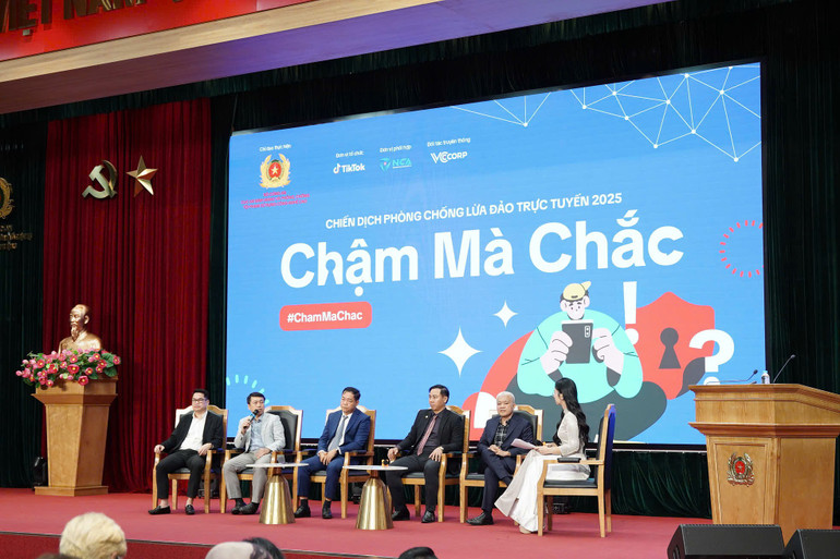 Các chuyên gia trả lời báo chí, truyền thông. z7115130055107-b6b8e3c8560a7a9898c00e2b0dadc8cd.jpg