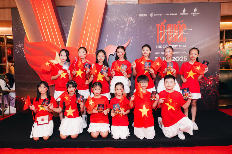 “Tổ quốc trong tim: The concert film” lan tỏa tinh thần dân tộc đến thế hệ trẻ. z7126056010396-5a311d21dca43588238ca2dd38bbe695.jpg