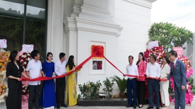 Lễ đón nhận khách sạn đạt tiêu chuẩn 5 sao. 