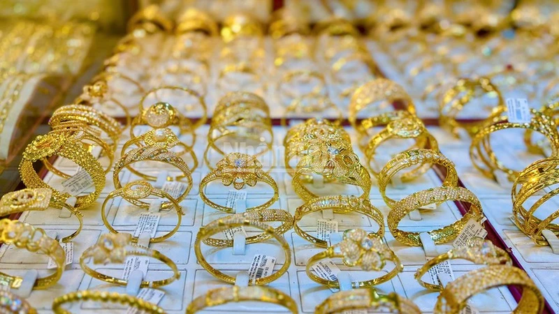 Gold price on January 12: Domestically and internationally increased to new peaks