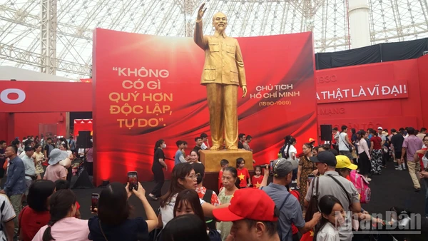 Triển lãm “95 năm Cờ Đảng soi đường” thu hút đông đảo khách tham quan, trải nghiệm, nhất là trong những ngày cuối tuần. (Ảnh: TRUNG HƯNG)