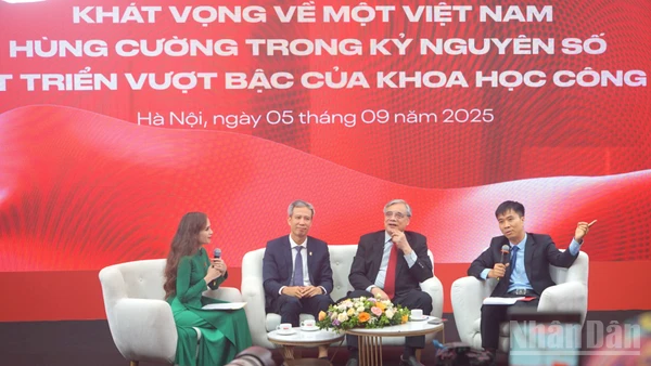 Các diễn giả chia sẻ tại tọa đàm. (Ảnh: TRUNG HƯNG)