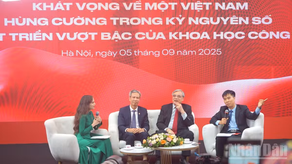 Các diễn giả chia sẻ tại tọa đàm. (Ảnh: TRUNG HƯNG)