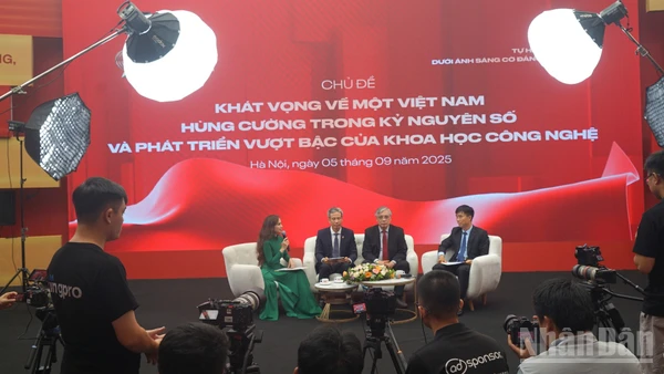 Không khí sôi nổi tại Tọa đàm “Khát vọng về một Việt Nam hùng cường trong kỷ nguyên số và phát triển vượt bậc của khoa học công nghệ”.