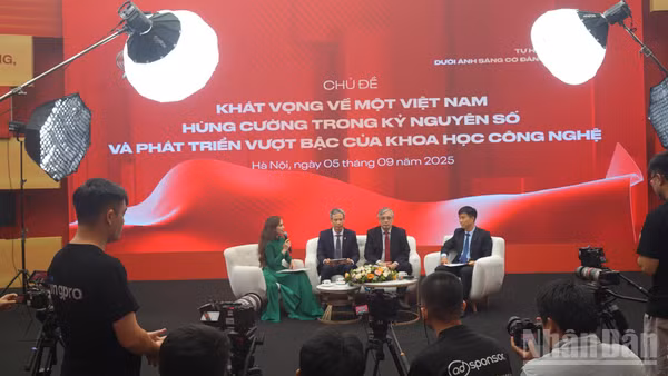 Không khí sôi nổi tại Tọa đàm “Khát vọng về một Việt Nam hùng cường trong kỷ nguyên số và phát triển vượt bậc của khoa học công nghệ”.