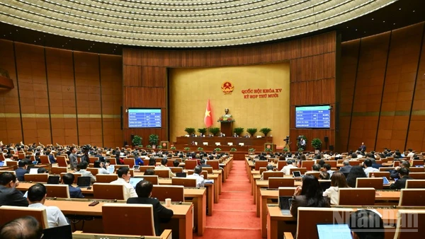 Quang cảnh phiên họp của Quốc hội sáng 10/12. (Ảnh: DUY LINH)