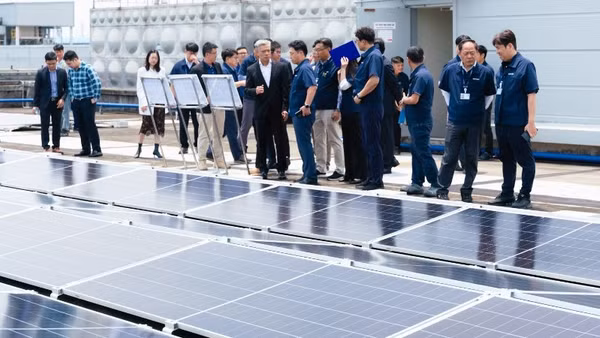 Các đại biểu tham quan hệ thống điện mặt trời áp mái tại SEV.