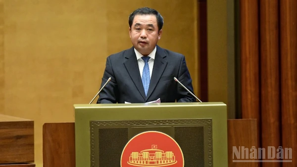 Bộ trưởng Nông nghiệp và Môi trường Trần Đức Thắng phát biểu giải trình vấn đề đại biểu Quốc hội nêu. (Ảnh: DUY LINH)