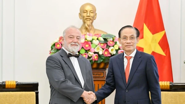 Bộ trưởng Ngoại giao Lê Hoài Trung tiếp Đại sứ đặc mệnh toàn quyền Cộng hòa Séc tại Việt Nam Hynek Kmonicek. (Ảnh: Báo Thế giới và Việt Nam)