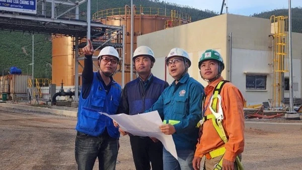 Ban Quản lý dự án Điện 2 cùng tư vấn giám sát và nhà thầu thi công đang nỗ lực đưa công trình về đích sớm hơn dự kiến. (Ảnh: TUẤN SƠN)