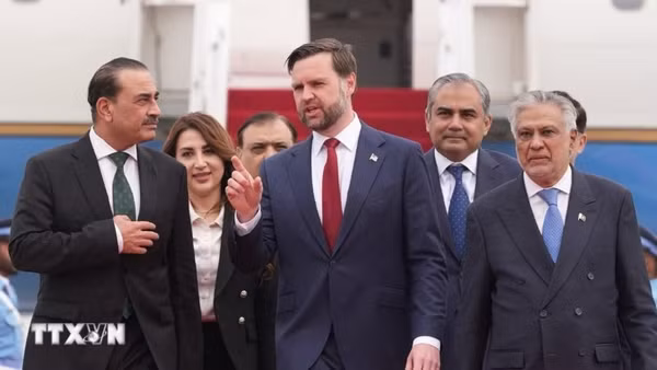 Phó Tổng thống JD Vance (giữa, phía trước) dẫn đầu phái đoàn Mỹ tới Pakistan để tham gia cuộc đàm phán với phía Iran, ngày 11/4/2026. (Ảnh: THX/TTXVN)