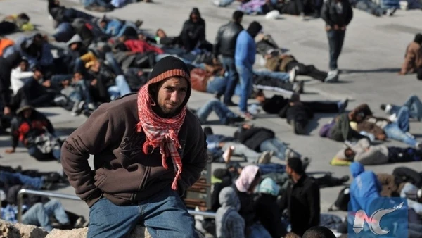 Những người nhập cư bất hợp pháp từ Bắc Phi chờ đợi để được chuyển đi khỏi đảo Lampedusa, cực nam Italia. (Ảnh minh họa: Xinhua)