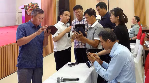 Chuyên gia hướng dẫn doanh nghiệp tạo ra hình ảnh, video quảng bá sản phẩm bằng AI. (Ảnh: BTC)