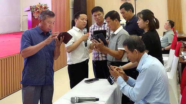 Chuyên gia hướng dẫn doanh nghiệp tạo ra hình ảnh, video quảng bá sản phẩm bằng AI. (Ảnh: BTC)