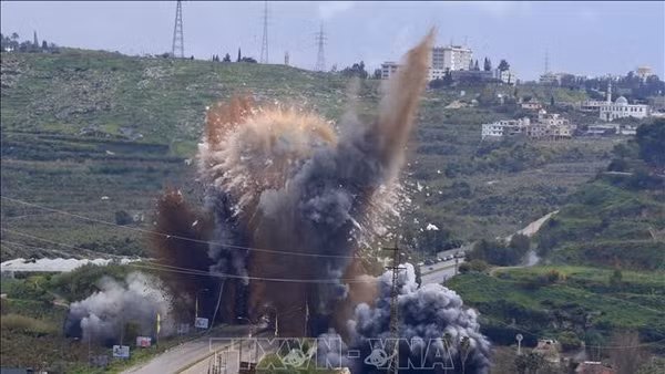 Cây cầu bắc qua sông ở Qasmiyeh, Liban, trúng không kích của Israel. (Ảnh: THX/TTXVN)