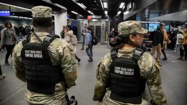 Lực lượng Vệ binh quốc gia Mỹ làm nhiệm vụ tại điểm kiểm soát an ninh ở Ga Penn, New York, Mỹ, ngày 7/3/2024. (Ảnh minh họa: Xinhua)