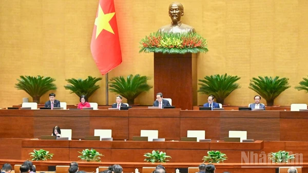 Quang cảnh phiên họp của Quốc hội sáng 11/12. (Ảnh: DUY LINH)