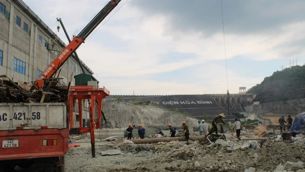 Dọn dẹp hoàn trả mặt bằng.