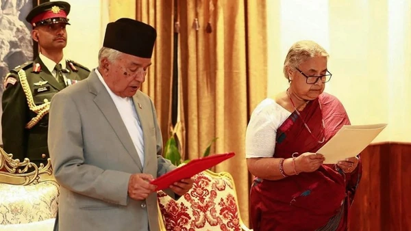 Tân Thủ tướng lâm thời Nepal Sushila Karki (phải) tuyên thệ nhậm chức sau khi được Tổng thống Ram Chandra Paudel (trái, phía trước) bổ nhiệm, tại Kathmandu, ngày 12/9/2025. (Ảnh: THX/TTXVN)