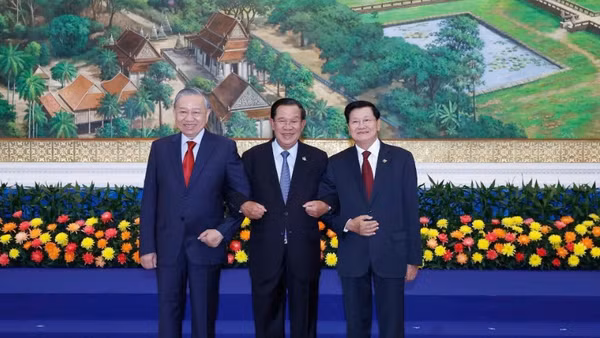 Từ trái qua phải: Tổng Bí thư, Chủ tịch nước Tô Lâm; Chủ tịch Đảng Nhân dân Campuchia, Chủ tịch Thượng viện Campuchia Hun Sen; Tổng Bí thư, Chủ tịch nước Lào Thongloun Sisoulith. (Ảnh: TTXVN)