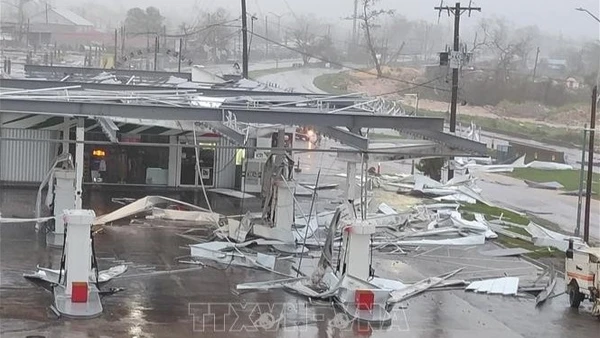 Một trạm xăng bị hư hại do bão Melissa tại Montego Bay, Jamaica ngày 28/10/2025. (Ảnh: THX/TTXVN)