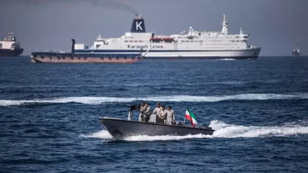 Binh sĩ Iran tuần tra eo biển Hormuz ở miền nam Iran. (Ảnh minh họa: Xinhua)