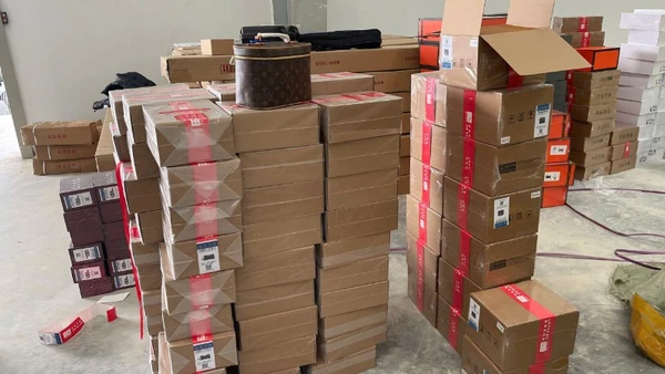 Tang vật giả mạo nhãn hiệu nổi tiếng bị lực lượng hải quan thu giữ. (Ảnh: Cục Hải quan)