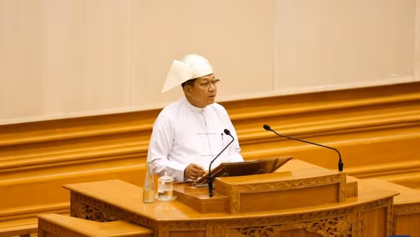 Tổng thống Myanmar Min Aung Hlaing chính thức tuyên thệ tổng thống ngày 10-4. (Ảnh: Xinhua)