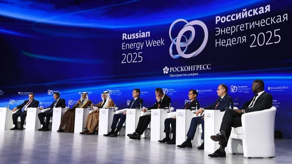 Phó Thủ tướng Bùi Thanh Sơn tham dự Diễn đàn Tuần lễ Năng lượng Nga. (Ảnh: Bộ Ngoại giao)