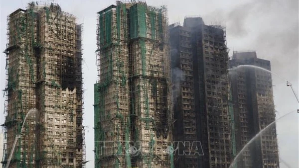 Khu tổ hợp Wang Fuk Court ở quận Tai Po, Hong Kong (Trung Quốc) bị thiêu rụi sau hỏa hoạn, ngày 27/11/2025. (Ảnh: THX/TTXVN)