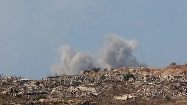 Khói bốc lên sau một cuộc không kích của Israel xuống thành phố Gaza. (Ảnh: THX/TTXVN)