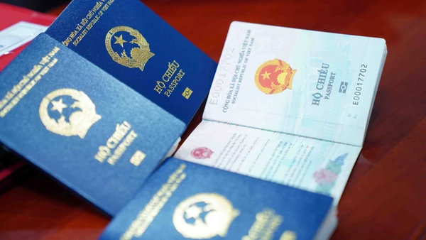 Luật Quốc tịch Việt Nam (sửa đổi, bổ sung năm 2025) là bước đi cụ thể trong chiến lược xây dựng cộng đồng người Việt toàn cầu gắn bó với Tổ quốc, đồng thời mở cánh cửa thu hút nguồn lực tri thức, sáng tạo và đầu tư quốc tế phục vụ sự nghiệp phát triển đất nước trong kỷ nguyên hội nhập. (Ảnh: TTXVN)