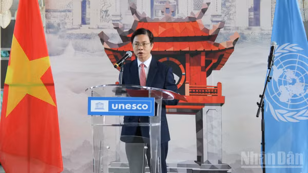 Thứ trưởng Ngoại giao Ngô Lê Văn, Chủ tịch Ủy ban Quốc gia Việt Nam về UNESCO phát biểu tại chương trình.