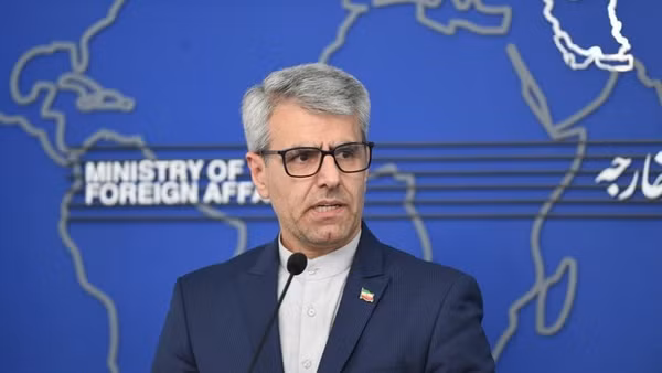 Người phát ngôn Bộ Ngoại giao Iran Esmail Baghaei phát biểu trong một cuộc họp báo ở Tehran. (Ảnh: THX/TTXVN)