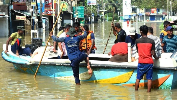 Người dân bị ảnh hưởng bởi lũ lụt ở Colombo, Sri Lanka được đưa đến nơi an toàn bằng thuyền, ngày 1/12/2025. (Ảnh: Xinhua)