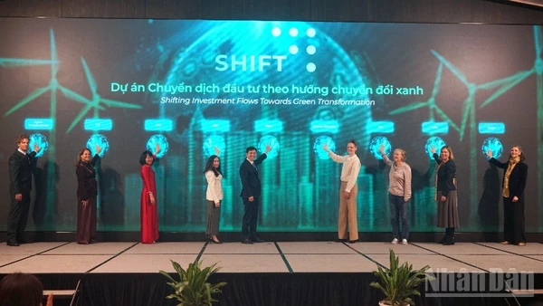 Các đại biểu thực hiện nghi thức khởi động Dự án SHIFT. (Ảnh: TRUNG HƯNG)