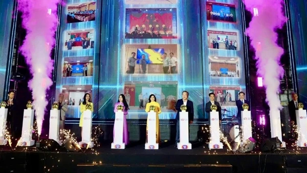 Các đại biểu thực hiện nghi thức khai mạc Ngày mua sắm trực tuyến Việt Nam - Online Friday 2025.