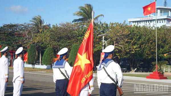 Lễ chào cờ trên đảo Trường Sa. (Ảnh: TRUNG HƯNG)