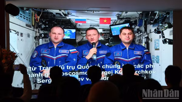 Các phi hành gia Nga gửi lời chào Việt Nam từ Trạm Vũ trụ quốc tế. (Ảnh: TRUNG HƯNG)