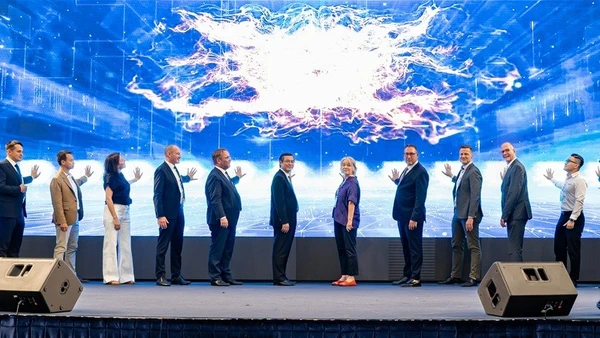 Các đại biểu thực hiện nghi thức ấn nút khởi động Trung tâm Hydrogen xanh Việt Nam. (Ảnh: GIZ)