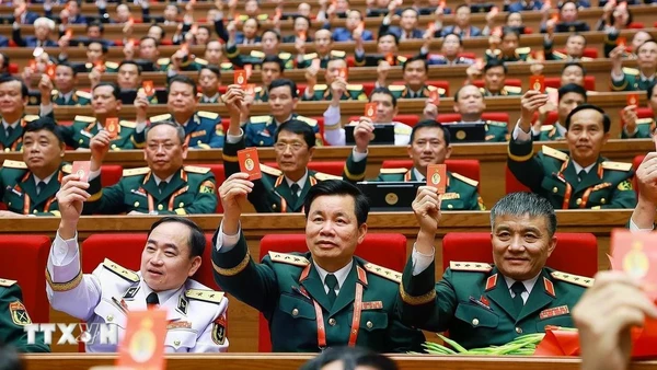 Đại biểu biểu quyết thông qua Nghị quyết Đại hội XIV của Đảng. (Ảnh: TTXVN)